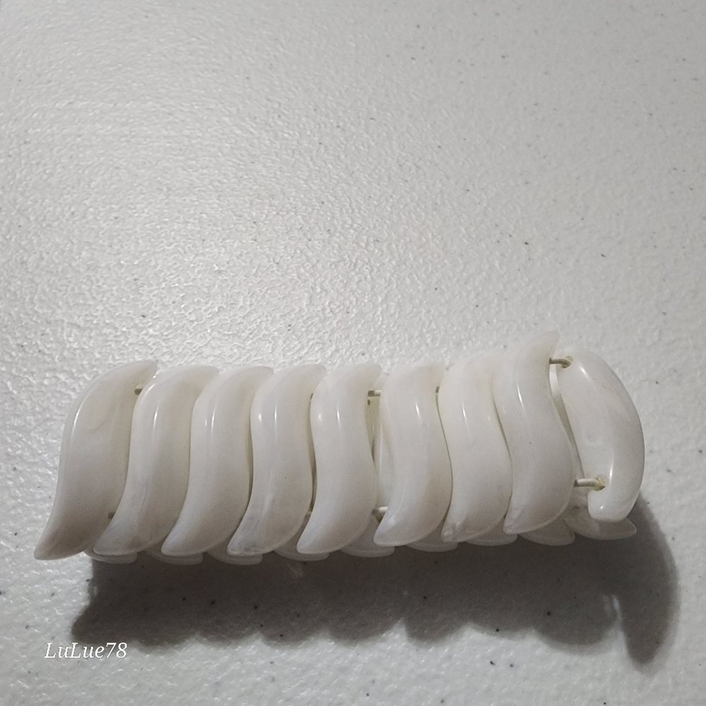 Avon White Stretch Bracelet - Picture 5 of 10